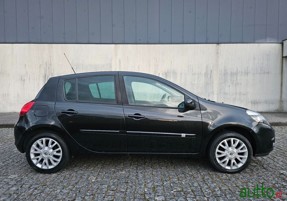 2011' Renault Clio photo #5