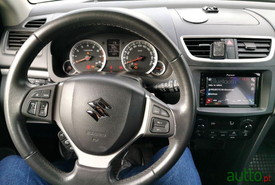 2011' Suzuki Swift photo #4