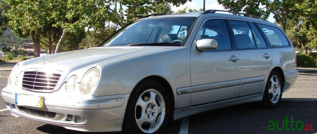 2002' Mercedes-Benz E-220 photo #4