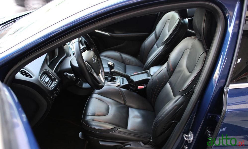 2015' Volvo V40 D2 Ocean Race photo #6