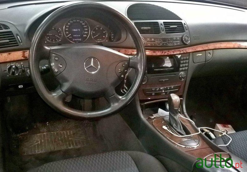 2004' Mercedes-Benz E 220 CDi Elegance photo #1