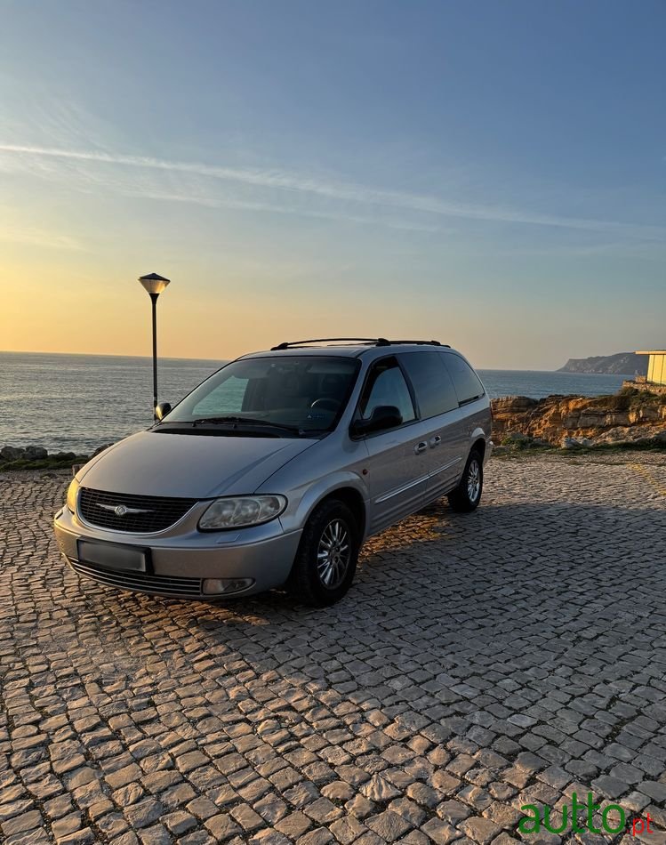 2001' Chrysler Grand Voyager photo #1