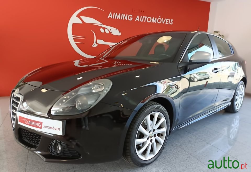 2011' Alfa Romeo Giulietta photo #3