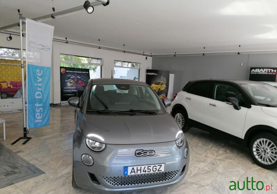 2021' Fiat 500E photo #2