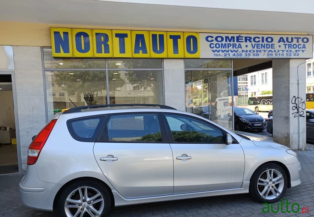 2010' Hyundai i30 Cw photo #1