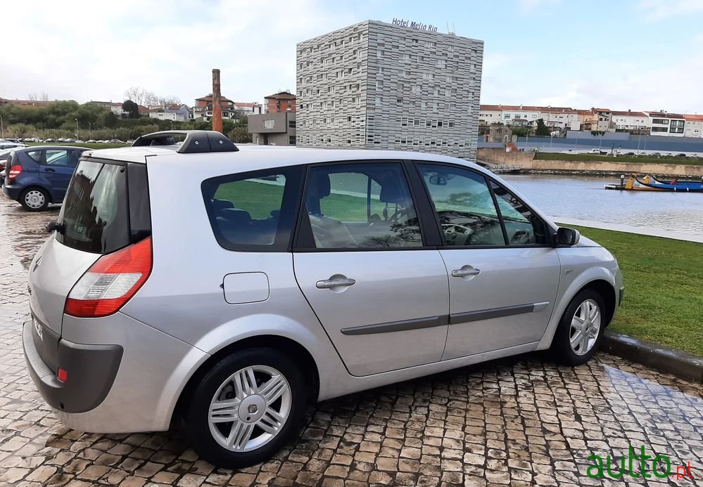2005' Renault Grand Scenic photo #2