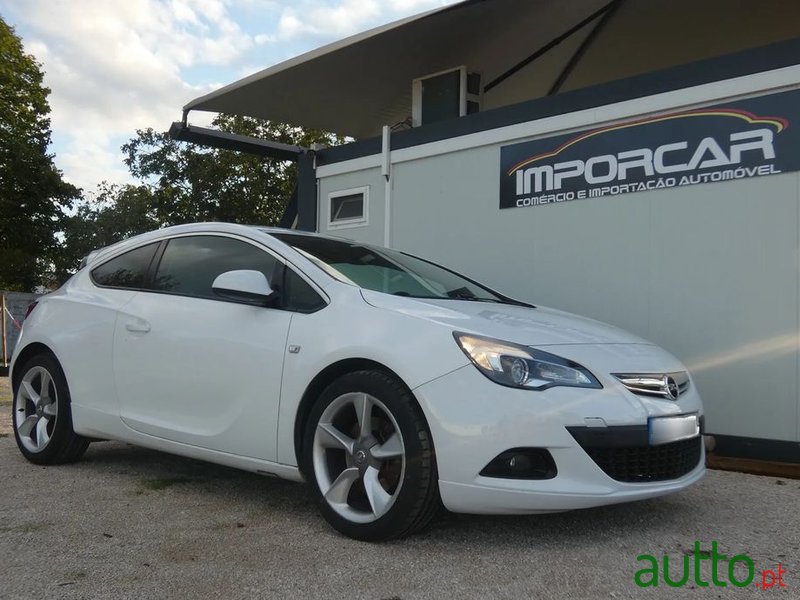 2012' Opel Astra Gtc photo #1