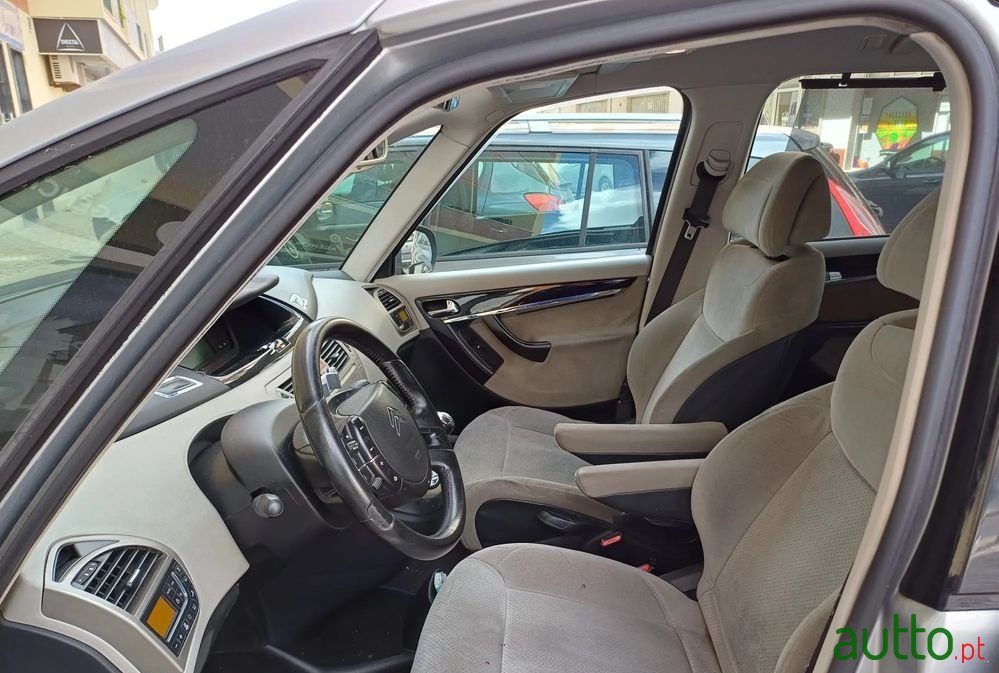 2008' Citroen C4 Grand Picasso photo #6