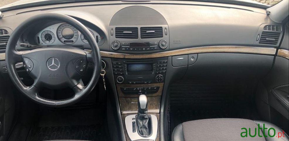 2005' Mercedes-Benz E-220 Avantgarde photo #1