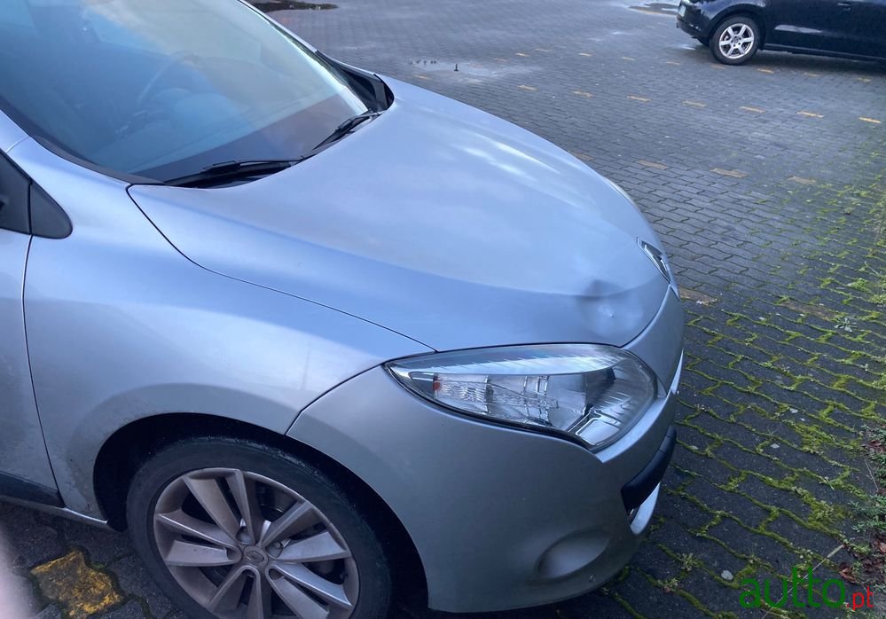 2010' Renault Megane Sport Tourer photo #2