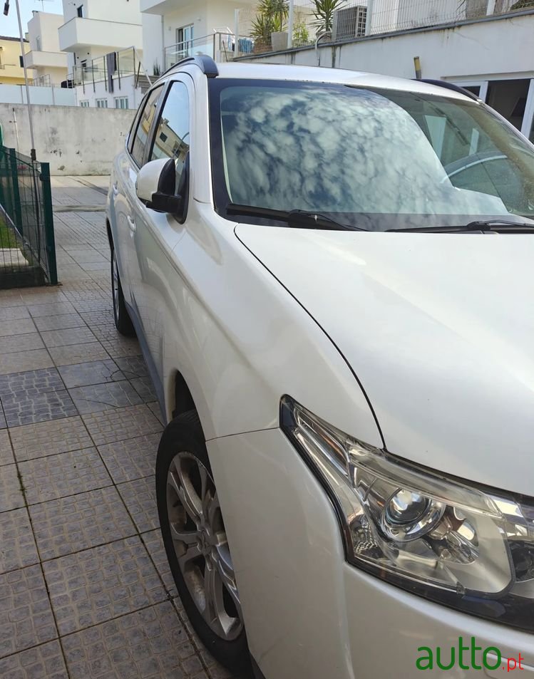 2013' Mitsubishi Outlander 2.2 Di-D Instyle photo #4