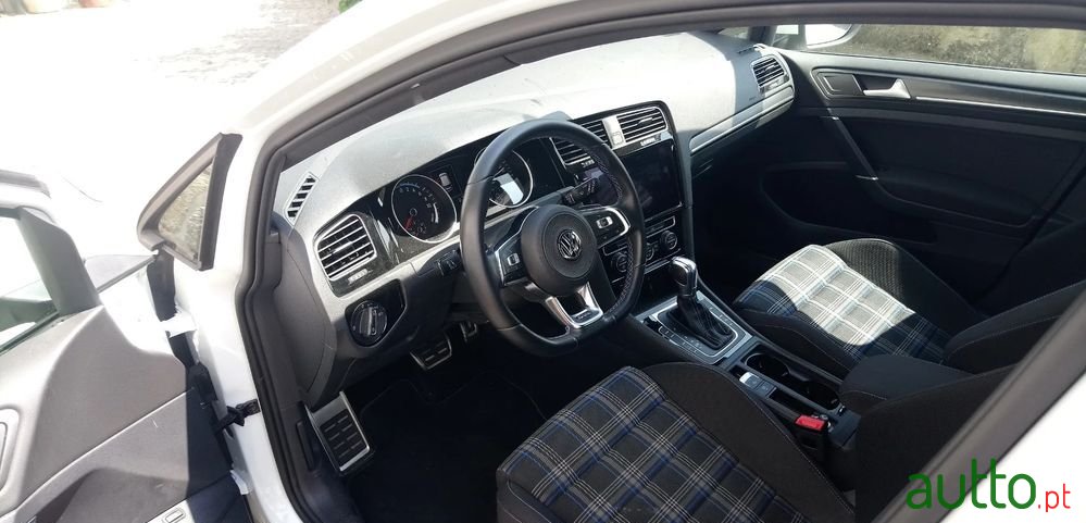 2017' Volkswagen Golf photo #3