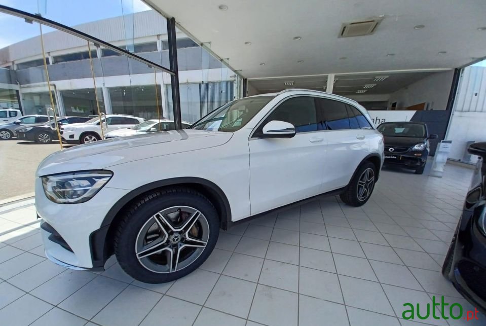 2020' Mercedes-Benz Glc-220 photo #3