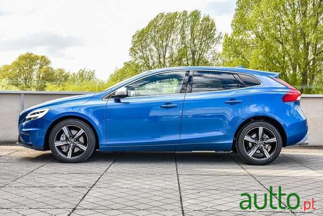 2019' Volvo V40 T3 Geartronic RDesign photo #6