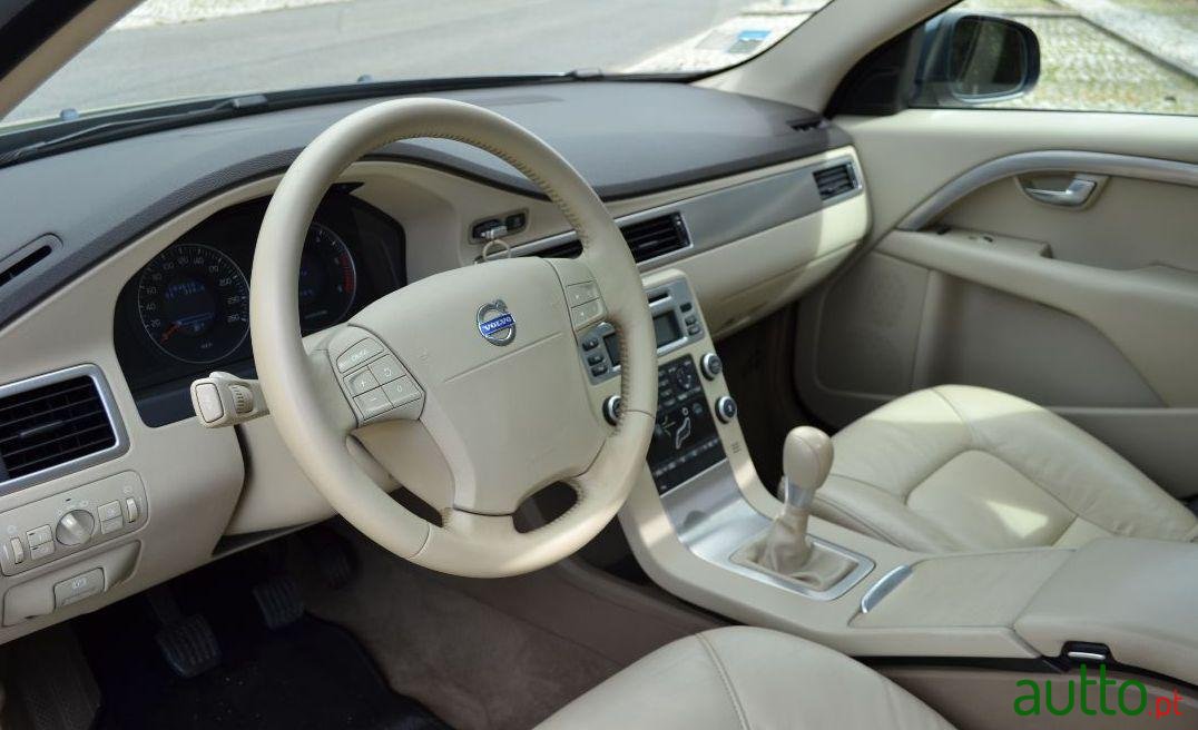 2009' Volvo V70 2.0D  Momentum photo #1