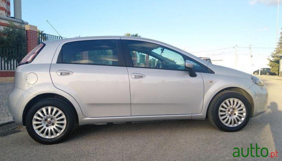 2012' Fiat Punto photo #4