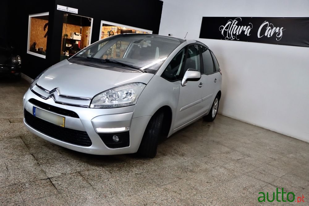 2011' Citroen C4 Picasso photo #3