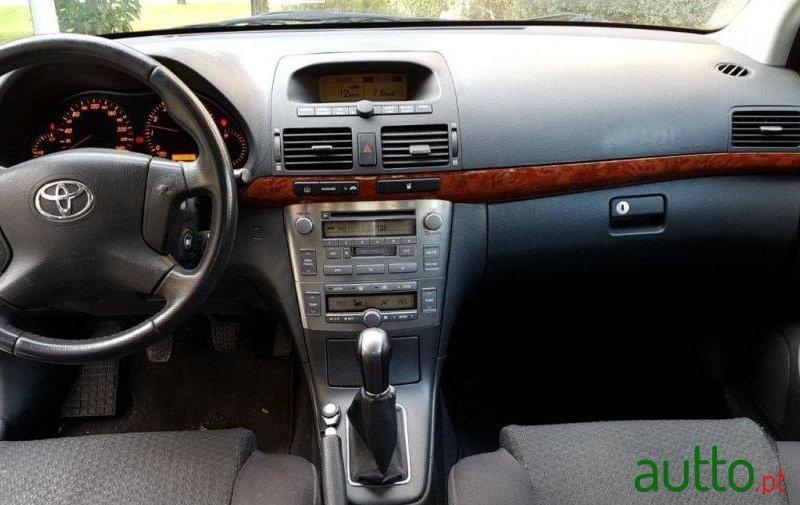 2005' Toyota Avensis Liftback 1.6 Terra Je photo #1