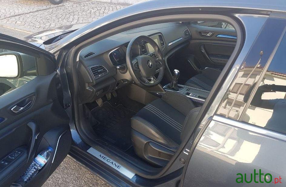 2017' Renault Megane Sport Tourer photo #2