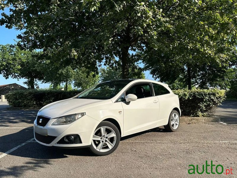 2011' SEAT Ibiza photo #2