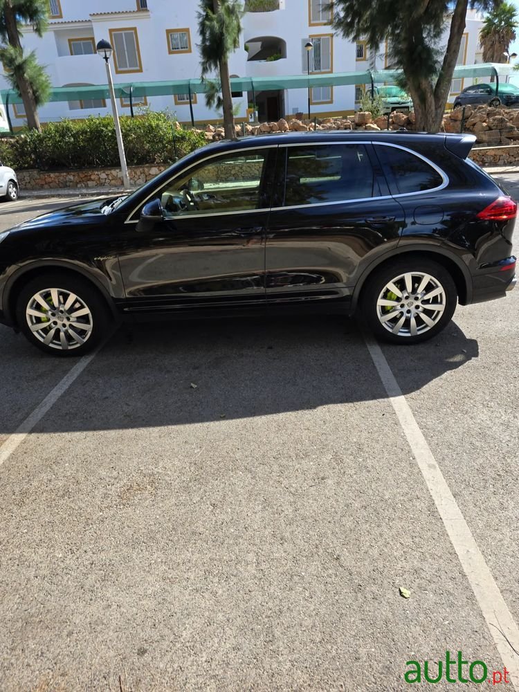 2016' Porsche Cayenne S E-Hybrid photo #3