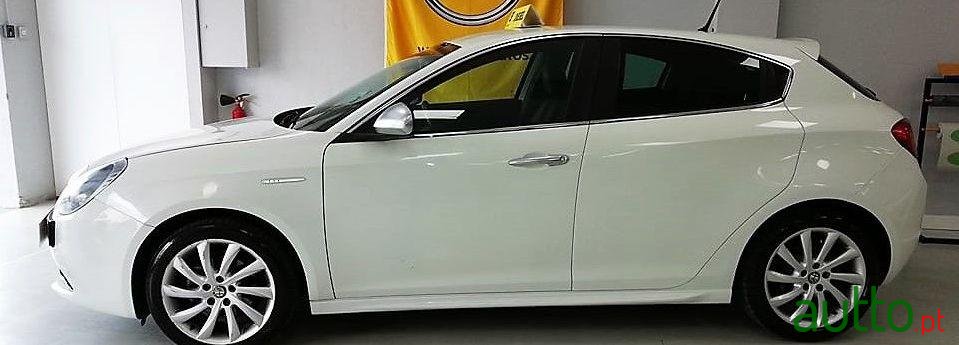 2010' Alfa Romeo Giulietta photo #1