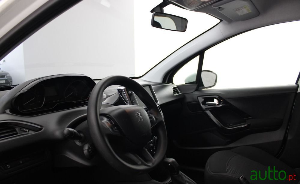 2020' Peugeot 208 photo #6