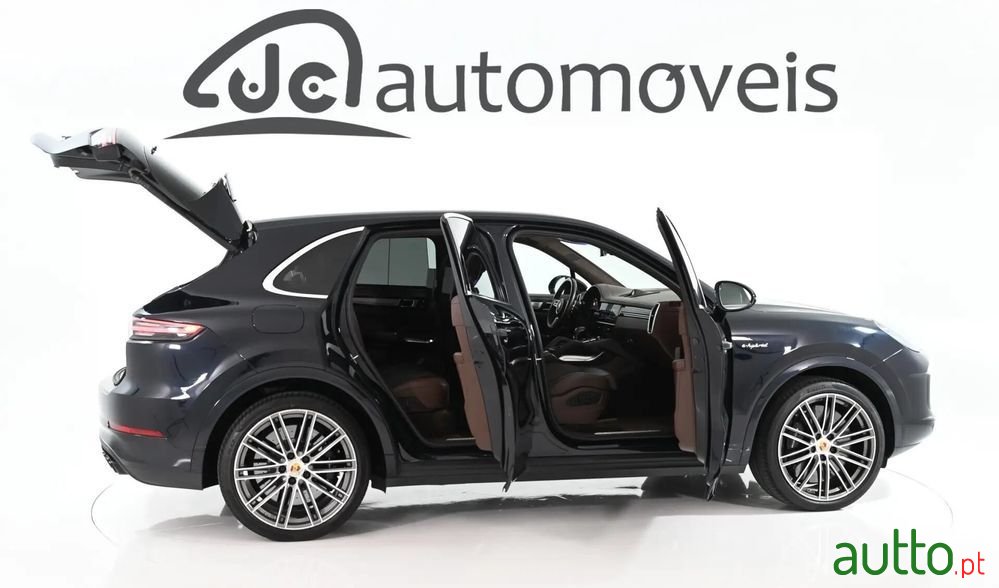 2022' Porsche Cayenne Turbo S E-Hybrid photo #6