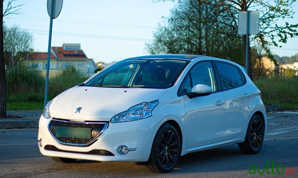 2012' Peugeot 208 photo #1