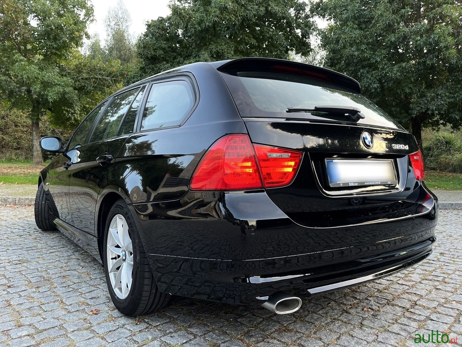 2010' BMW 320 photo #1