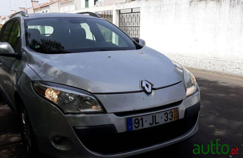 2010' Renault Megane Sport Tourer photo #2