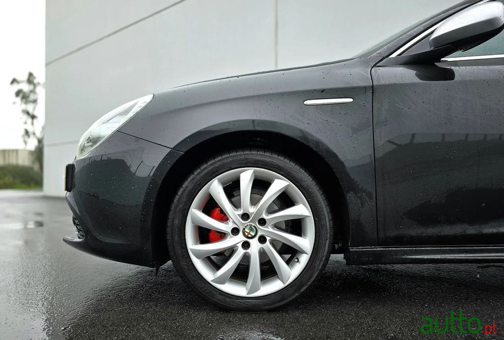 2011' Alfa Romeo Giulietta 1.6 Jtdm Distinctive photo #3