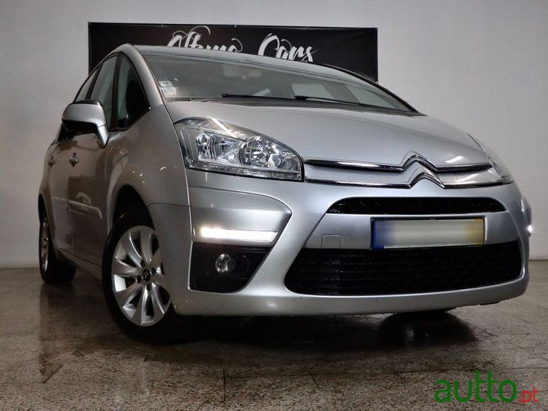 2011' Citroen C4 Picasso photo #2