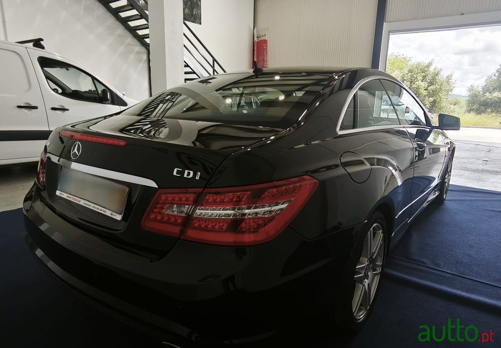 2010' Mercedes-Benz Classe E photo #4