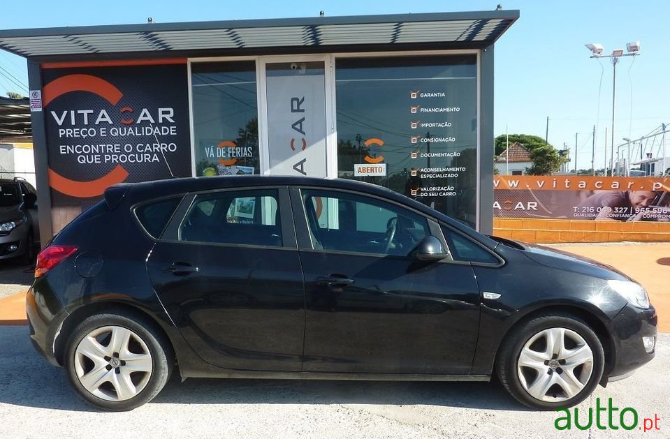 2011' Opel Astra photo #2