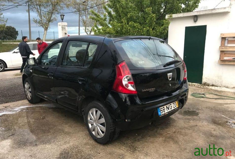 2012' Dacia Sandero 1.2 Confort Bi-Fuel photo #2
