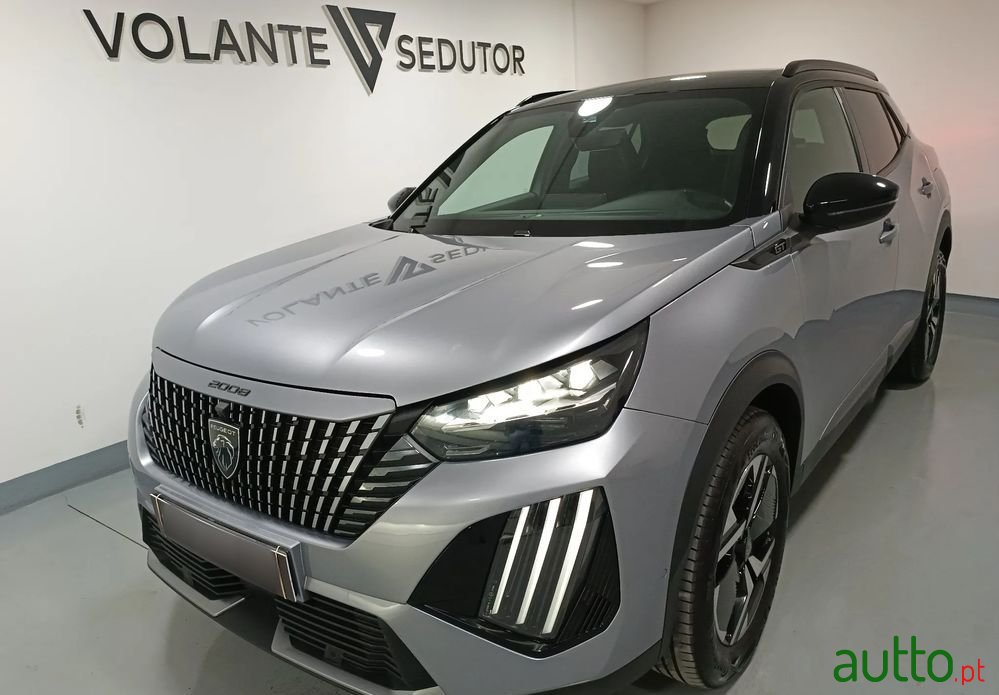2023' Peugeot 2008 photo #3