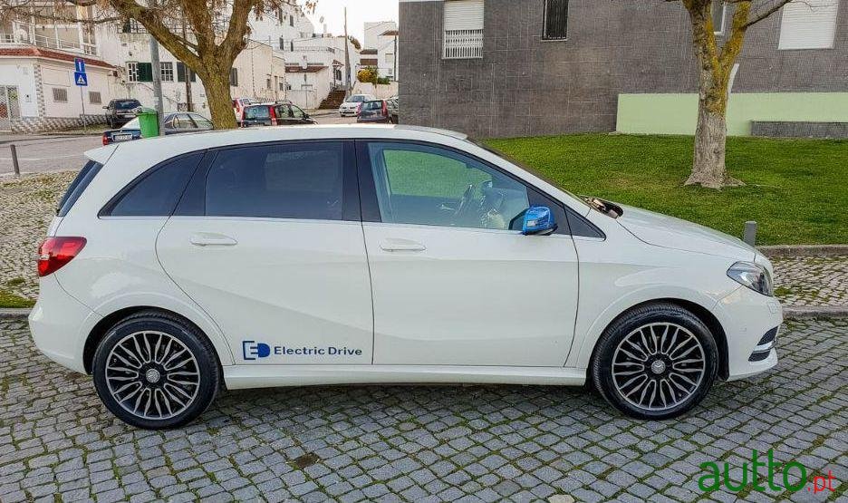 2016' Mercedes-Benz B-Electric-Drive photo #3