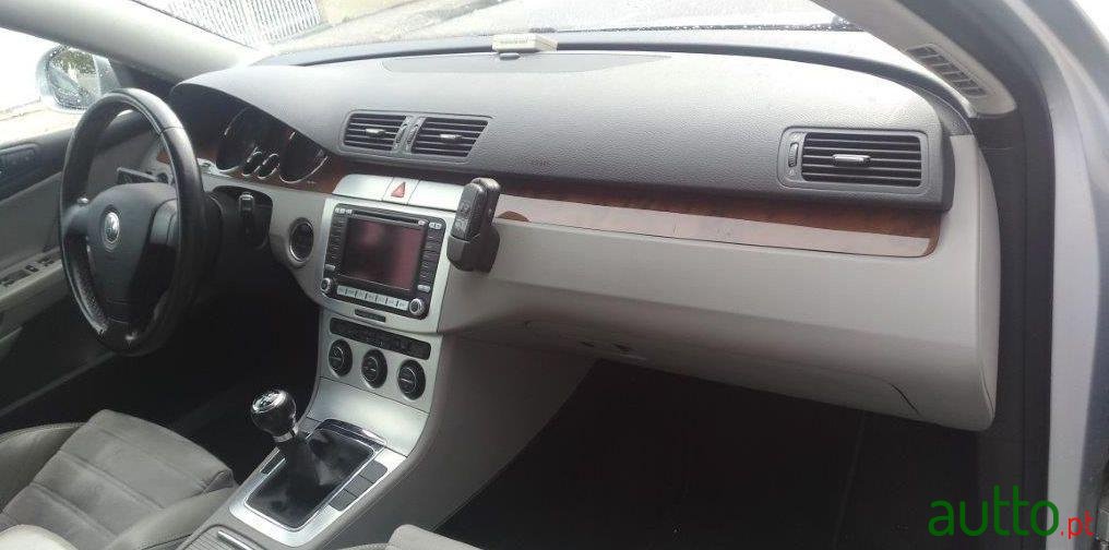 2008' Volkswagen Passat 2.0 photo #2