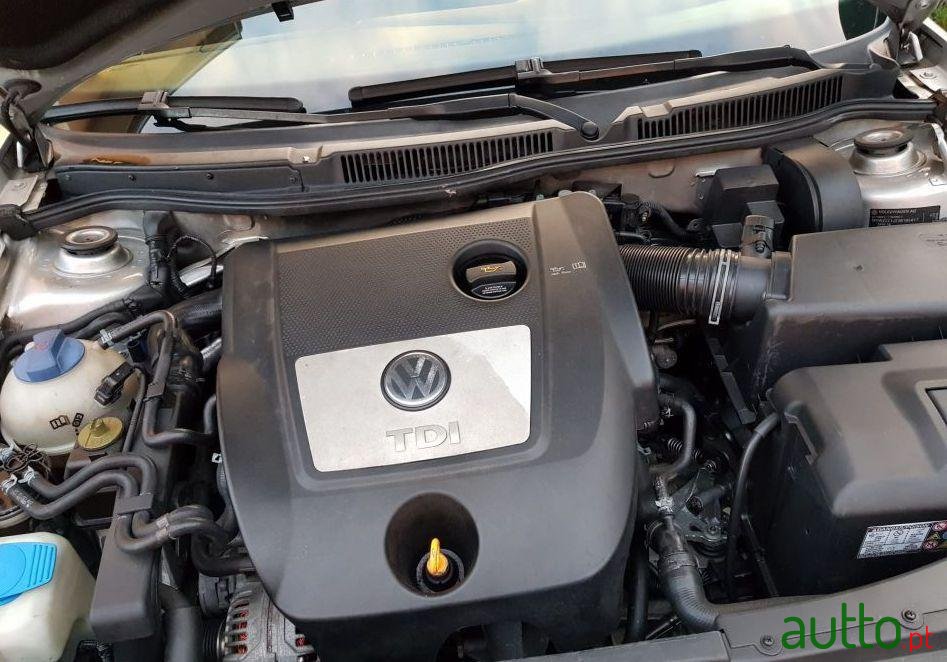 2003' Volkswagen Golf photo #2