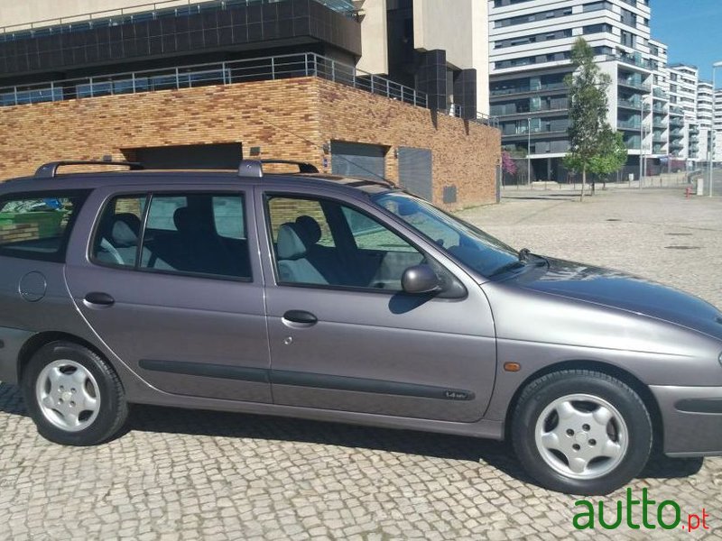 2001' Renault Megane Break photo #2