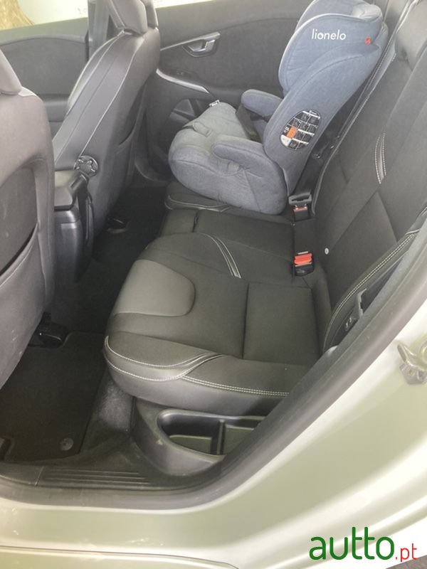 2019' Volvo V40 photo #6