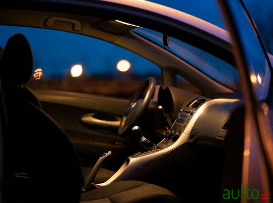 2007' Toyota Auris photo #5