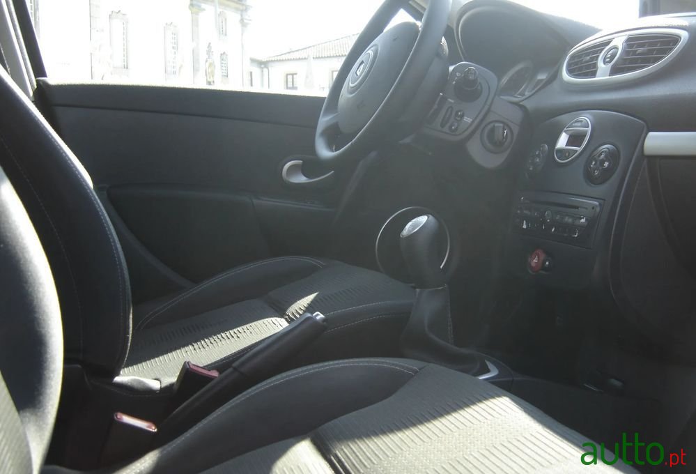 2011' Renault Clio photo #6