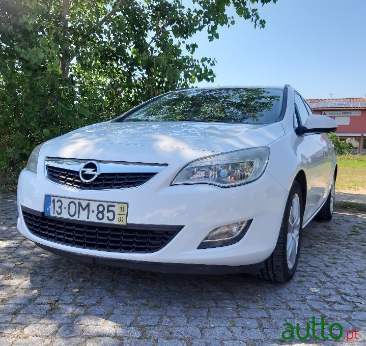 2011' Opel Astra Sports Tourer photo #3