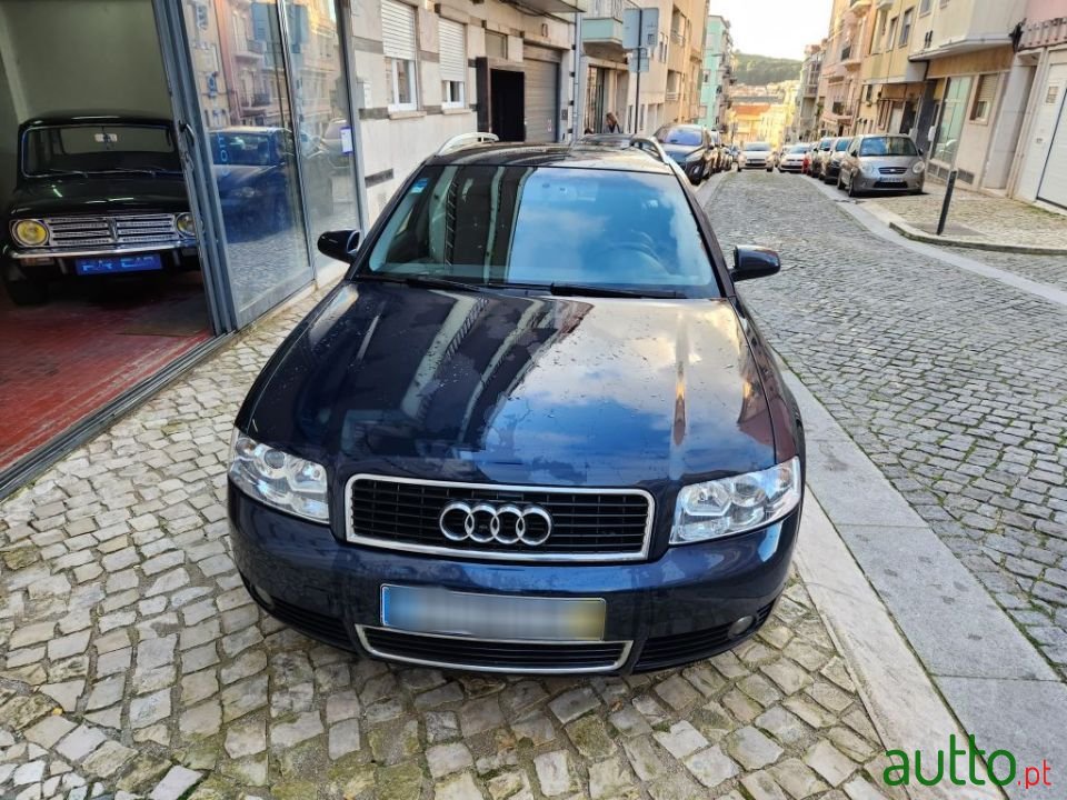 2004' Audi A4 Avant photo #2