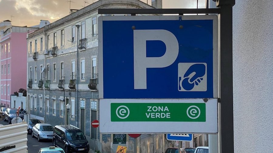 Adeus às moedinhas? EMEL avalia fim de parquímetros físicos