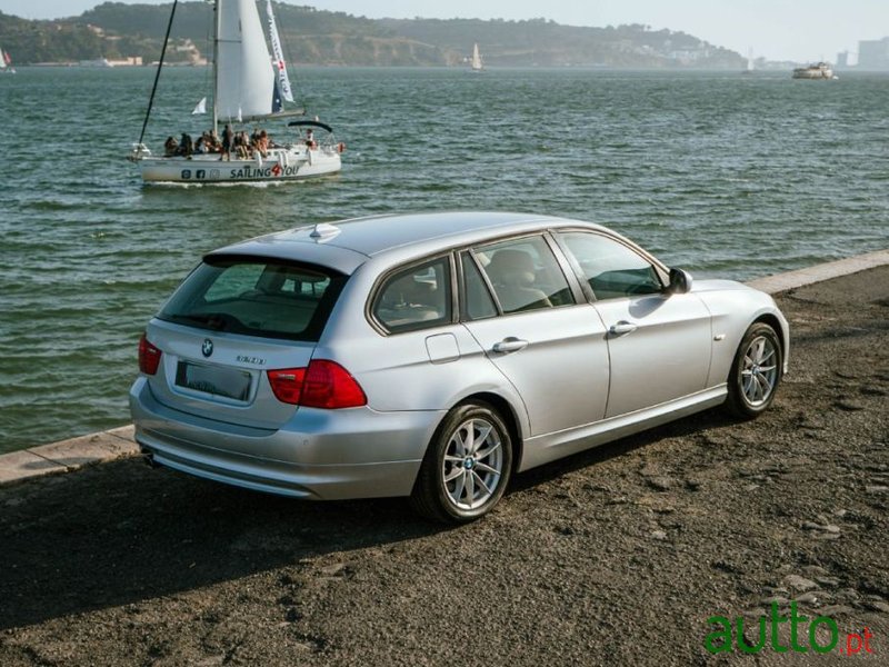 2011' BMW 320 photo #2