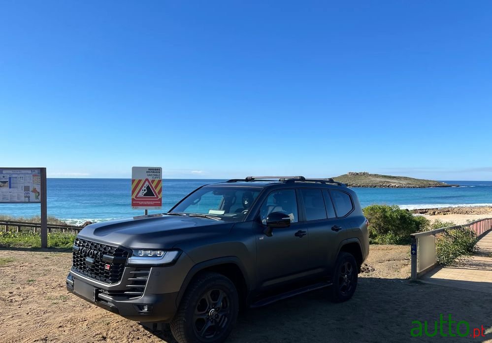 2023' Toyota Land Cruiser photo #5