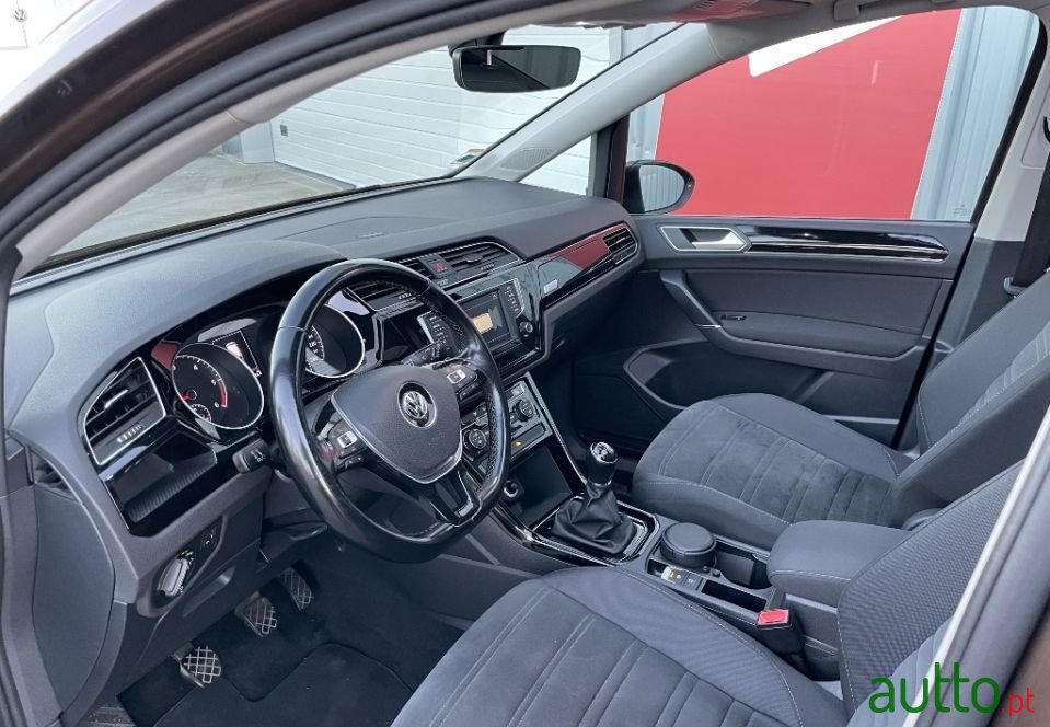 2017' Volkswagen Touran photo #3